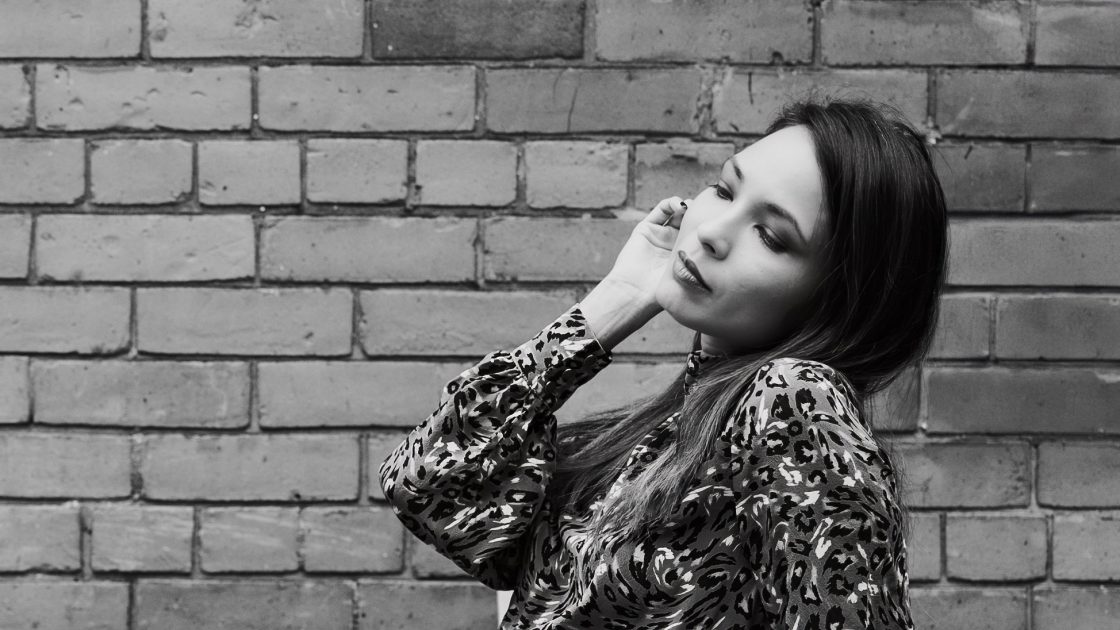 Élégance en Monochrome - Portraits de Sophie dans la Ville-6